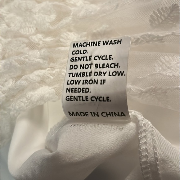 Lot of (2) White blouses, size 2XL and 3XL, preowned in excellent condition. - Picture 11 of 11